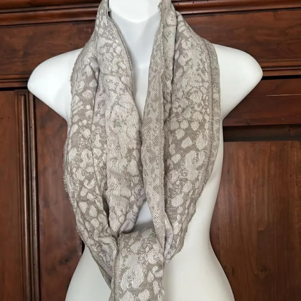 NWT Francesca’s grey Animal Print Scarf